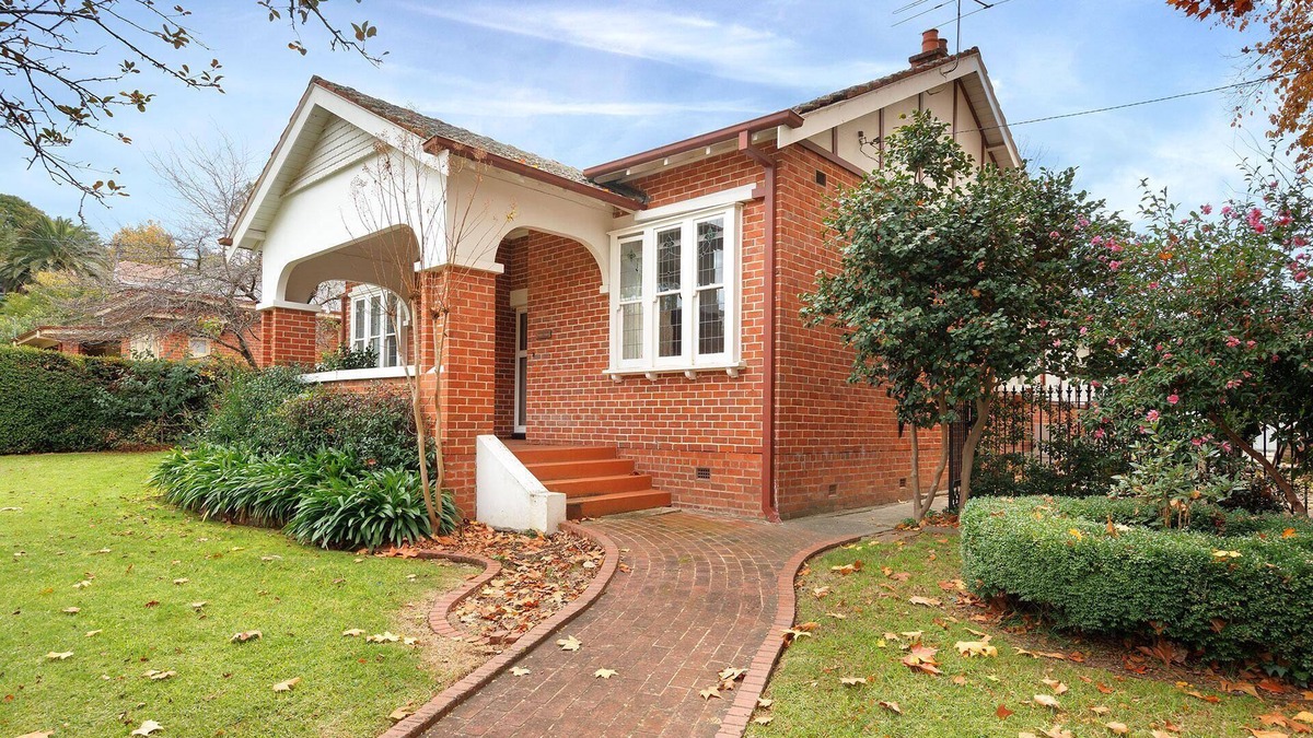 Albury House | Step Back in Time on Dean - Comfortable, central three bedroom home with lots of charm