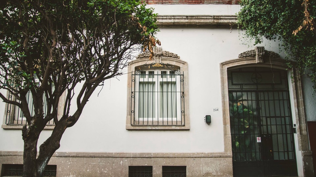 Doctores House | Step into a beautifully preserved historic home in the heart of Roma Norte — one of Mexico City’s most iconic neighborhoods. This 8-bedroom residence blends original charm with modern comfort, featuring private bathrooms, a charming rooftop.