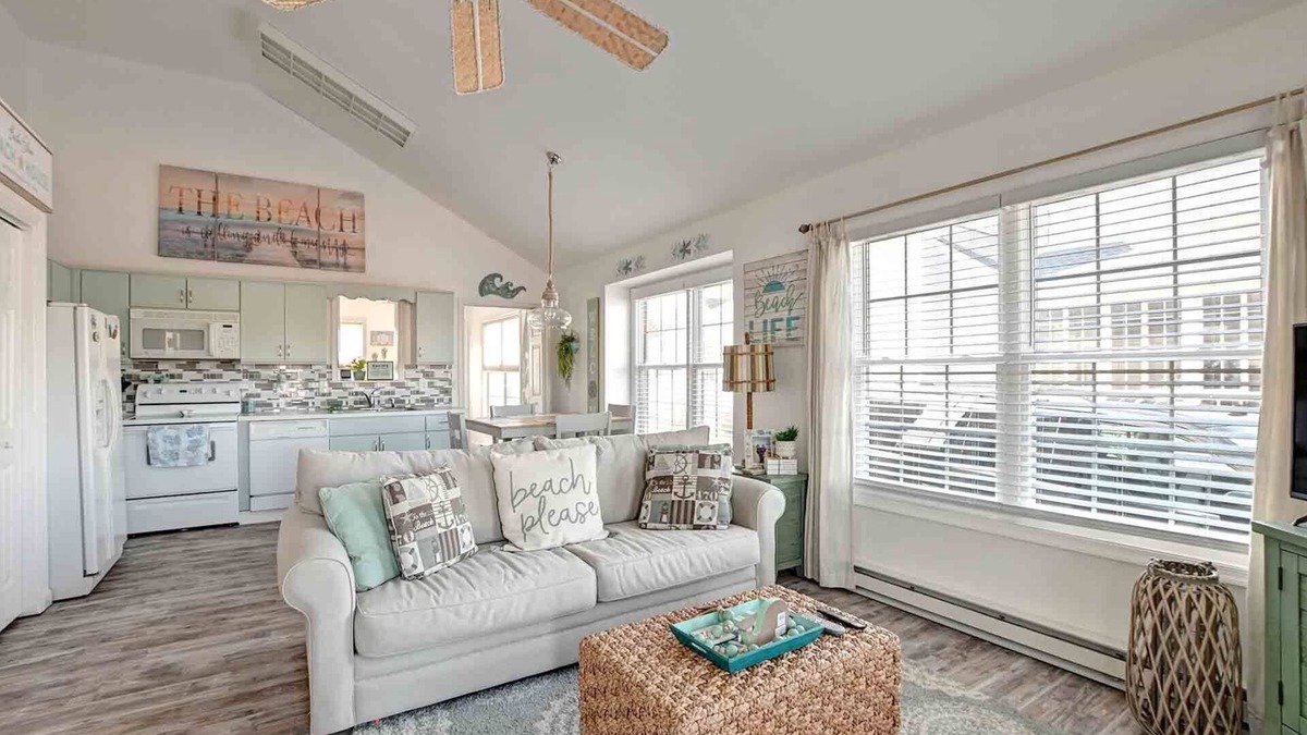 Clearwater House | Step into the beautiful "Easton Shore" home in the Clearwater community! WIFI, Community Pool, Tennis, Beach town, and more!
