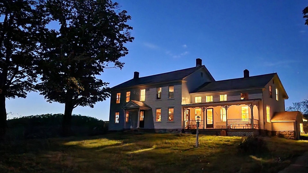 Shaftsbury House | Stepping back into time. Shaftsbury,Vt. nRolling farm land views close to town!