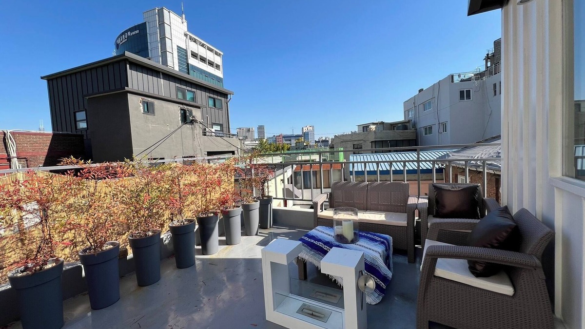 Sindangil-tong Apartment | Steps away from DDP, Airport Bus, DongDaeMun Shopping Malls [Timeless Rooftop]