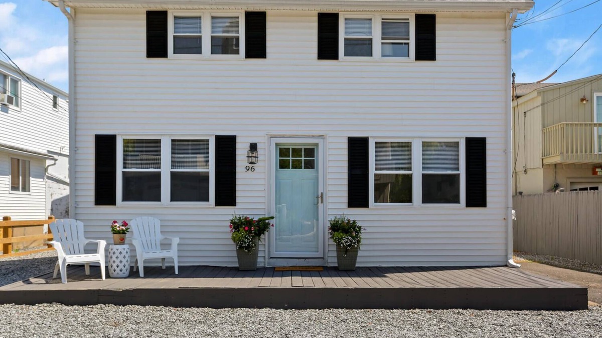 Fairfield House | Steps away from the beach -updated 4bd/2 bath beach house with guest house