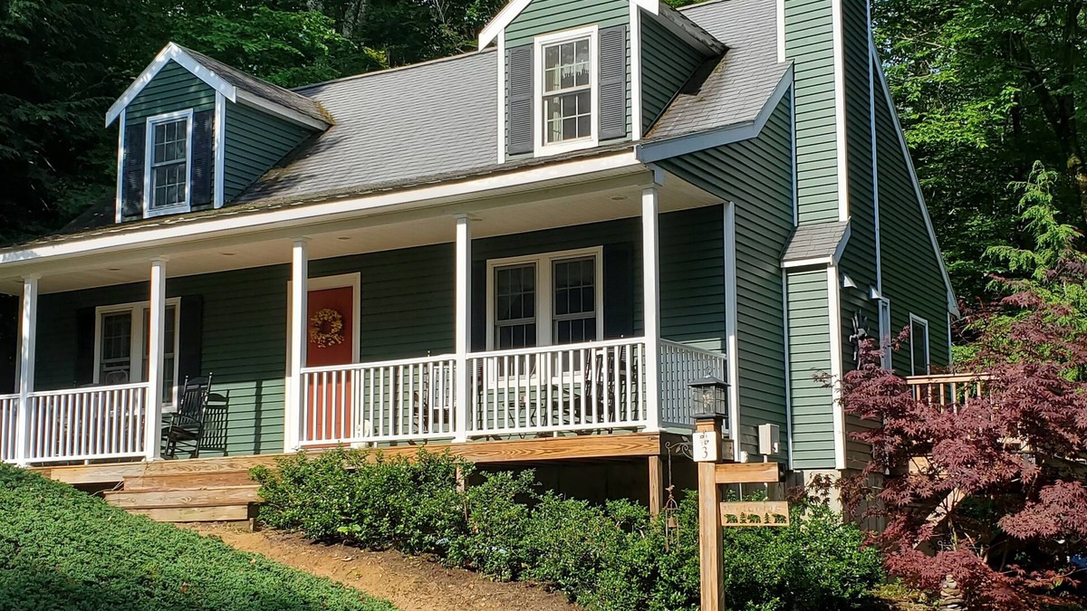 Eidelweiss Village House | Steps Away from the Beach in the Mount Washington Valley