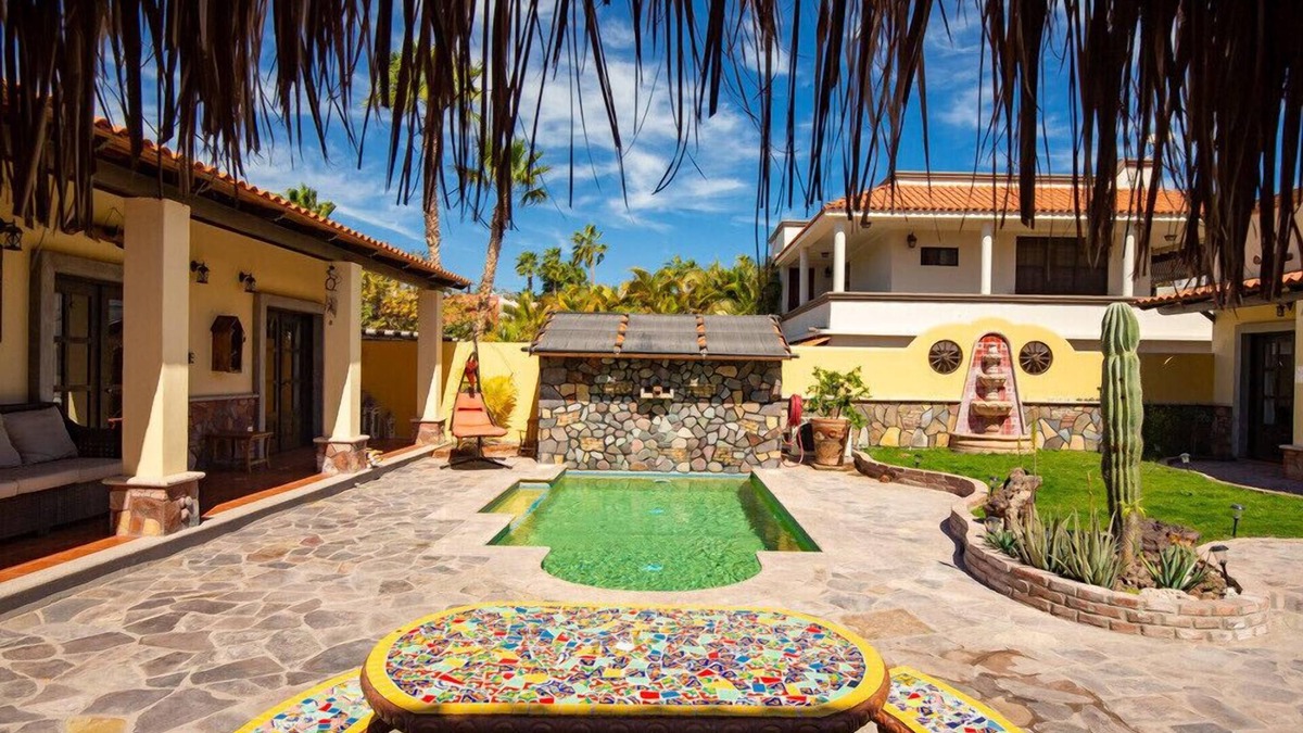 Loreto House | Steps away from the plaza one block from the beach DISCOUNTED RATE