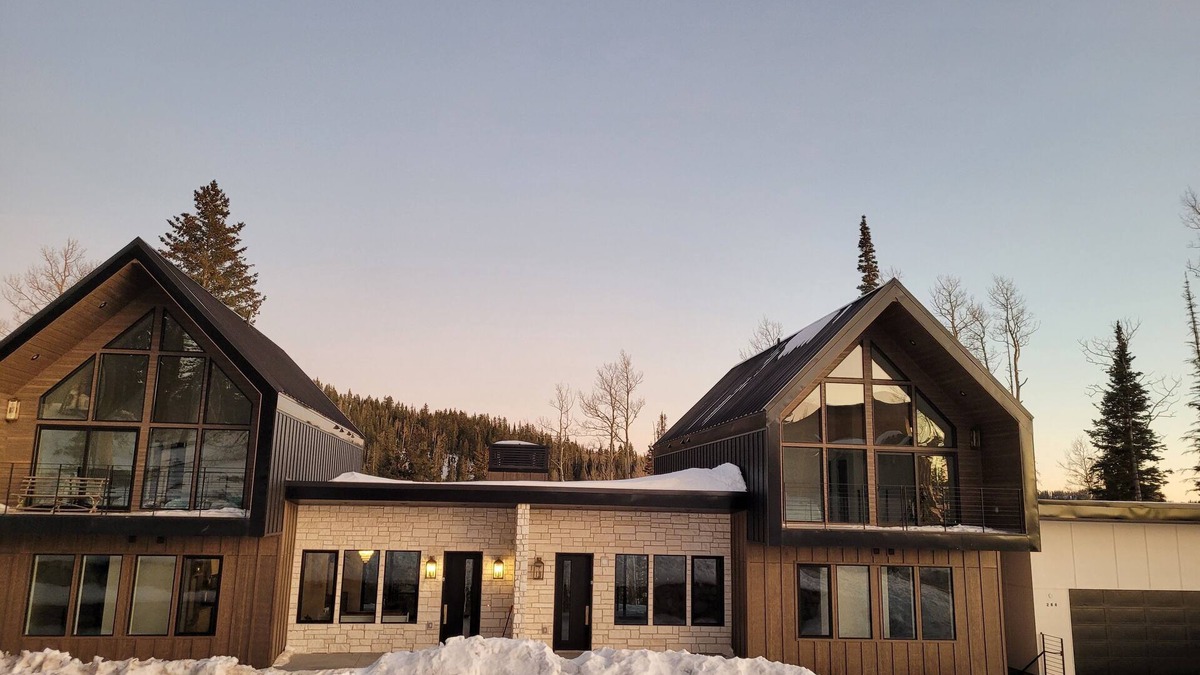 Beaver Cabin | Steps away from the slopes! Recently built Scandinavian Cabin with Jacuzzi!