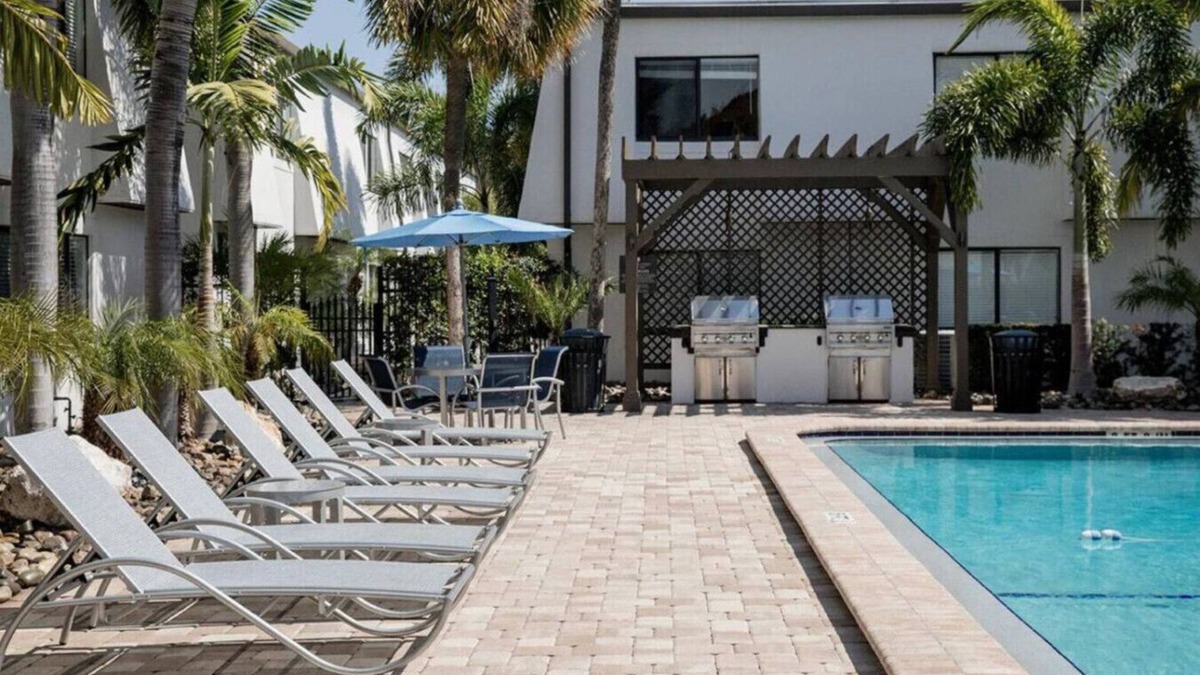 Bayshore Gardens Apartment | Steps from Bayshore! Cozy King suite w pool/Gym