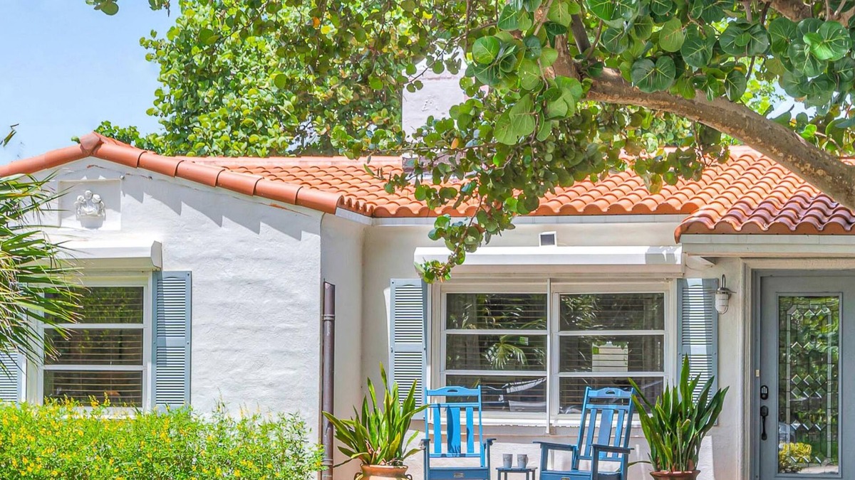 Lauderdale Beach House | Steps from Beach/Quaint Cottage/Heated Pool/Sand Key/RESlDENCES