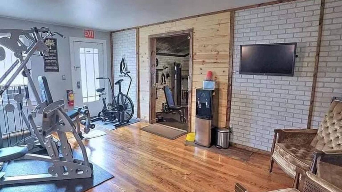 Roseland House | Steps from Notre Dame, complete with workout studio and hot tub for your use!