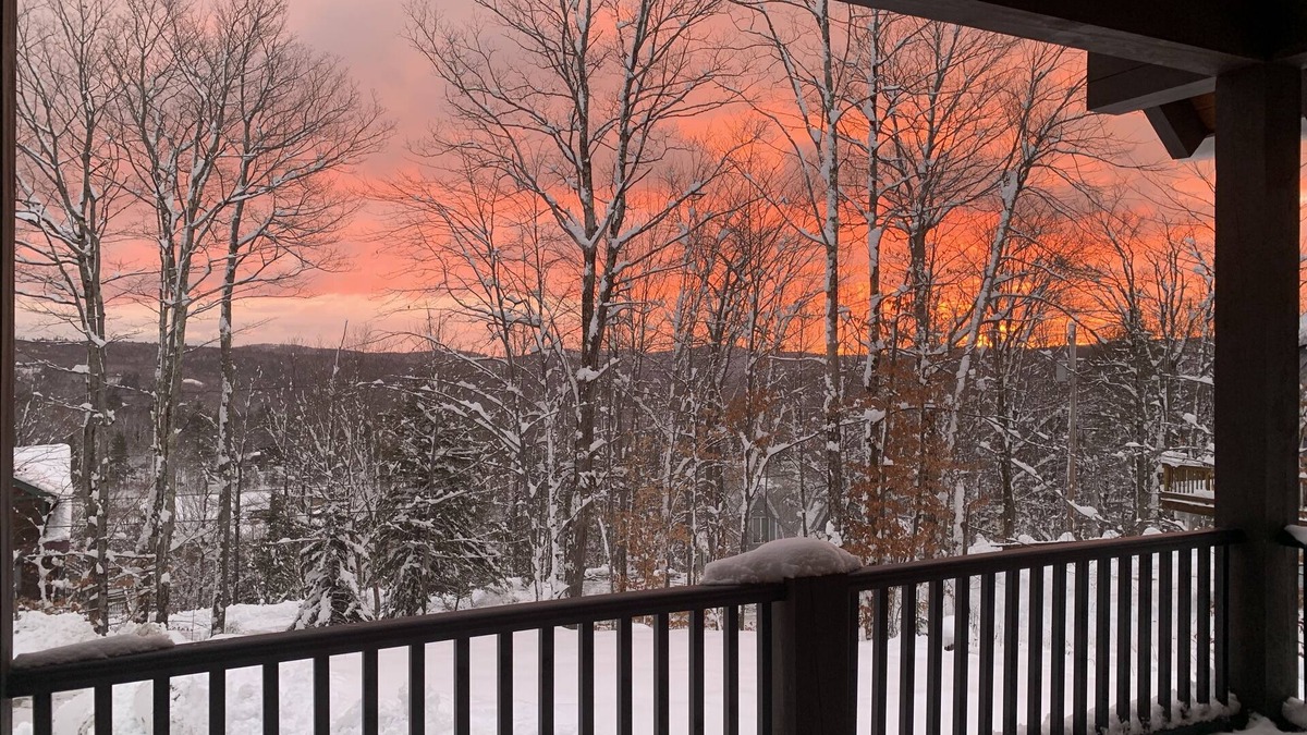 Ludlow House | Steps from Sachem trail, hot tub, 2 master suits, total 5 bed/bath, build 2022