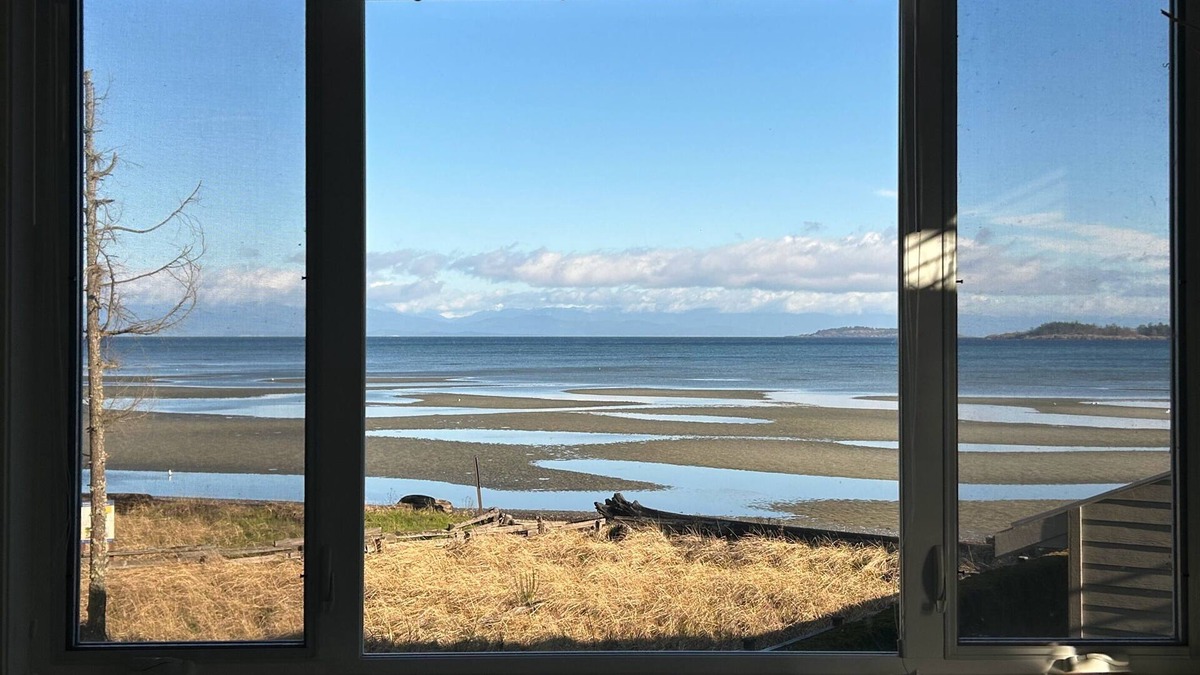 Regional District of Nanaimo Hotel | Steps from stunning beach!