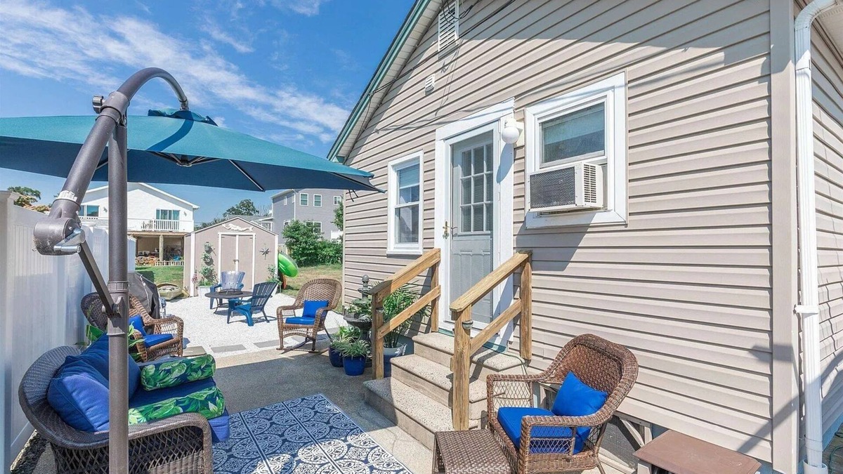 Villas Cottage | Steps from The Beach!