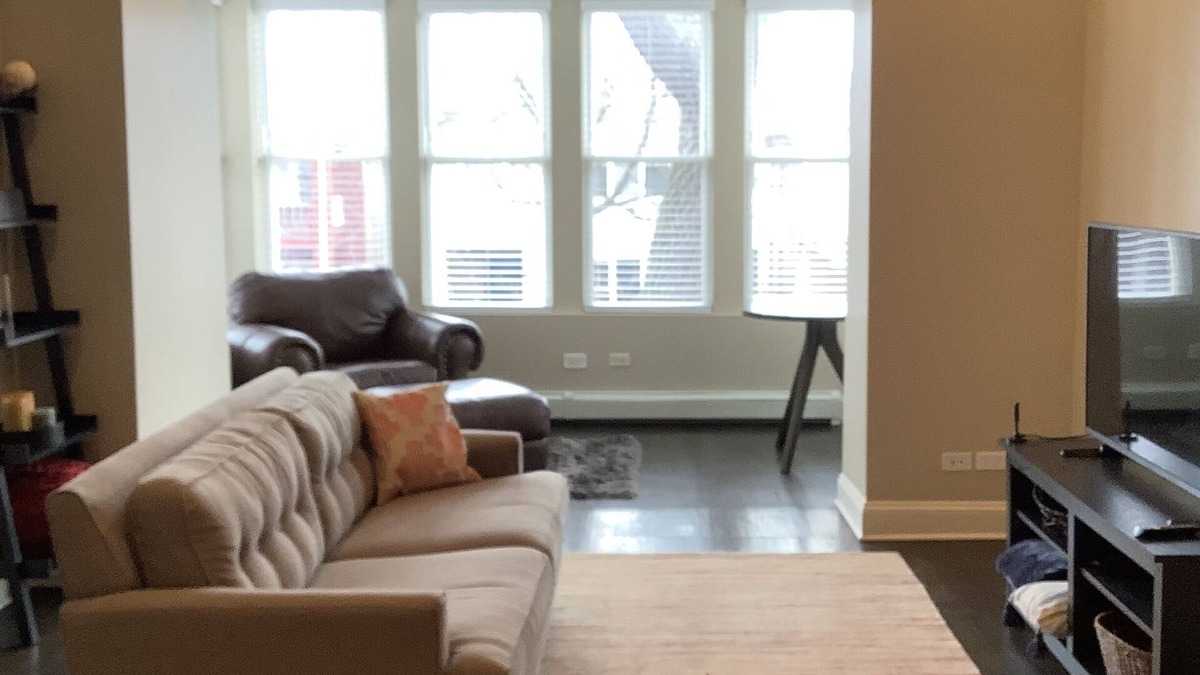 Kimball Apartment | Steps from the “L” train to Wrigley & Downtown