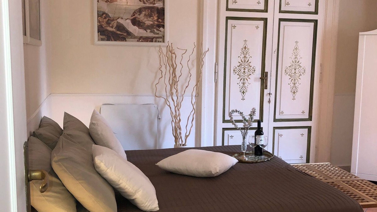 Rome City Centre Apartment | Steps from the Pantheon, the Trevi Fountain, Spanish Steps. Discounted stays!
