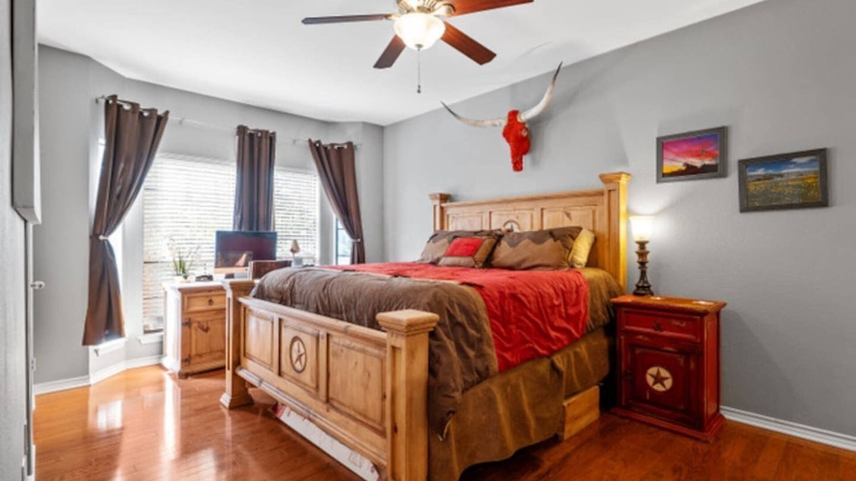 North University Condo | Steps from UT ✔️ 2 Heavenly King Beds ❤️ Retro 80s Getaway w/Gig-Speed WiFi
