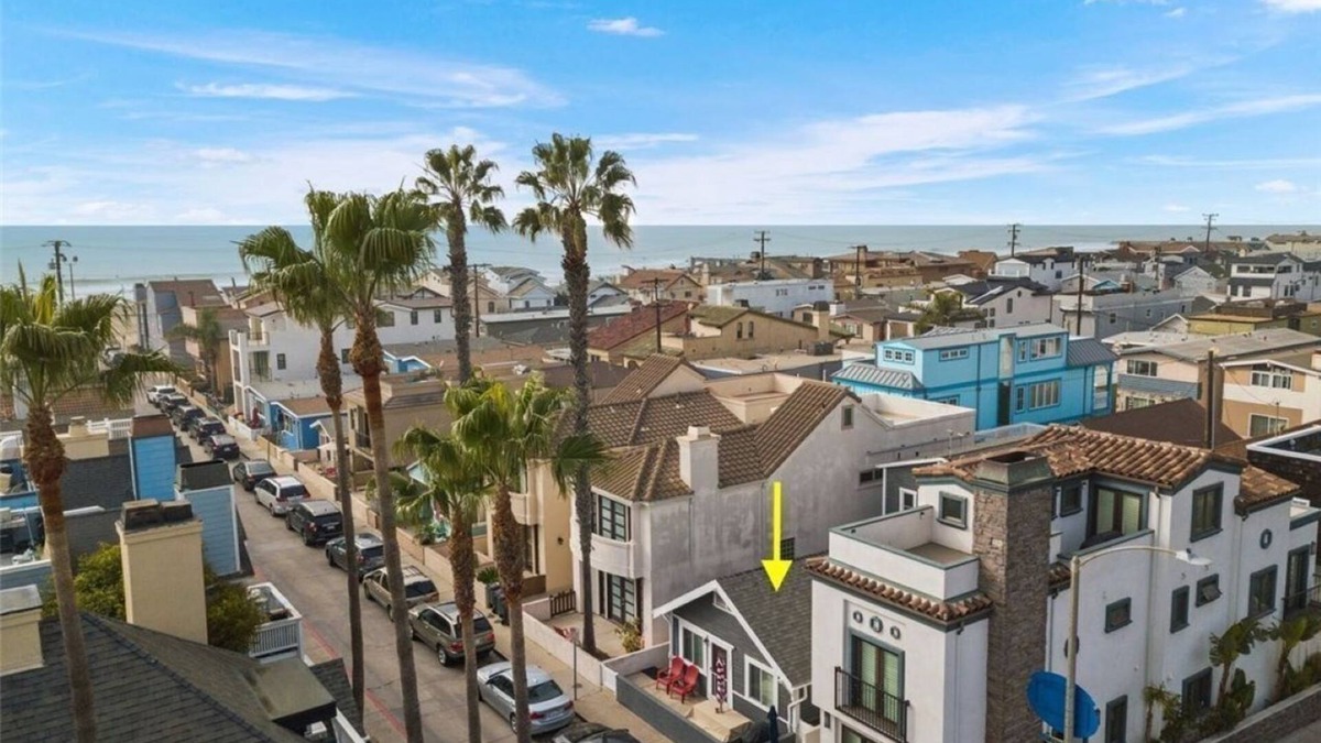 West Newport House | Steps to Beach - "Coastal Serenity"; Sleeps 4