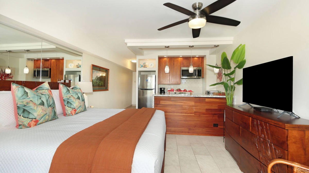 Waikiki Condo | Steps to beach! Gorgeous renovated partial ocean view condo at Waikiki Shore!