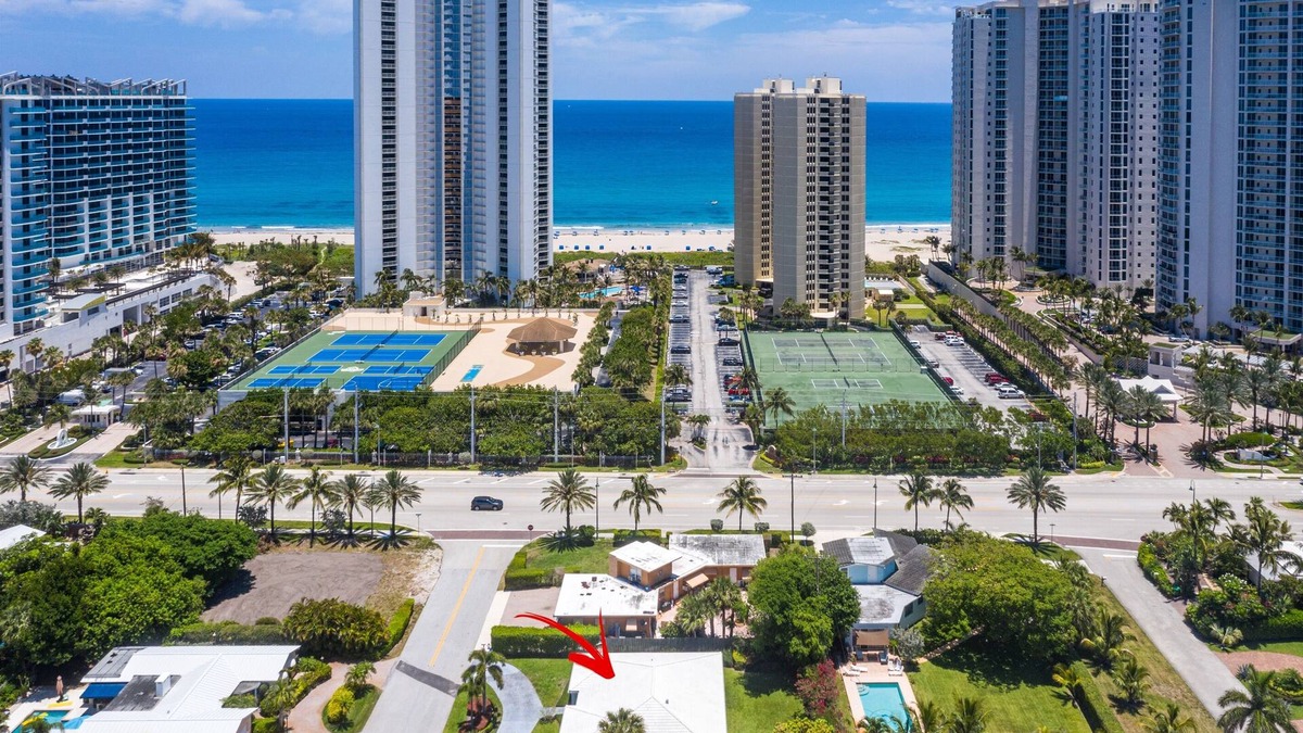 Singer Island House | Steps to beach! Luxe stay/Chef's kitchen & Lanai