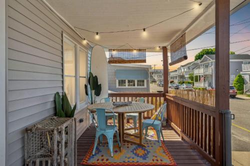 Hampton House | Steps to Beach Porch Grill - The Sister Cottages