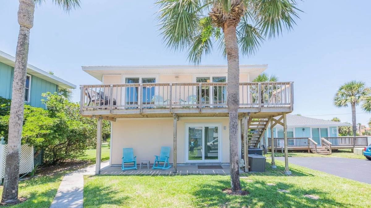 Surfcrest Village House | Steps to beach & restuarants and Pet Friendly!