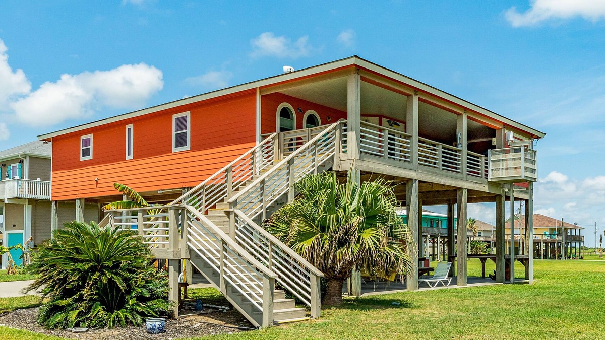 Crystal Beach House | Steps to Beach | Tropical Theme | Pet Paradise