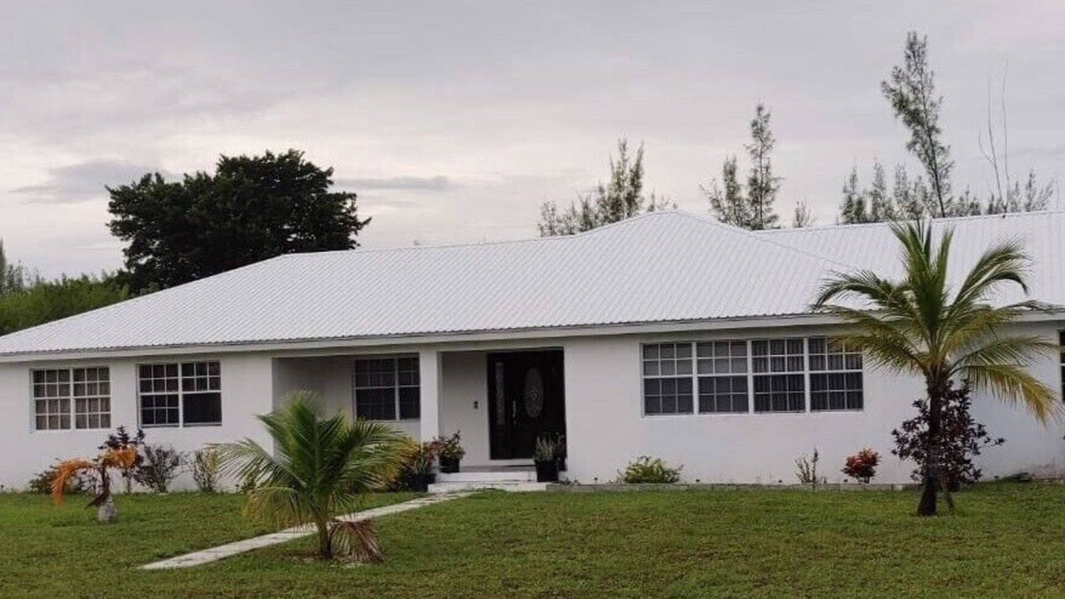 Windsor Park House | STEPS TO BEACH & WALK TO SHOPPING, DINING, WATER SPORTS & ENTERTAINMENT