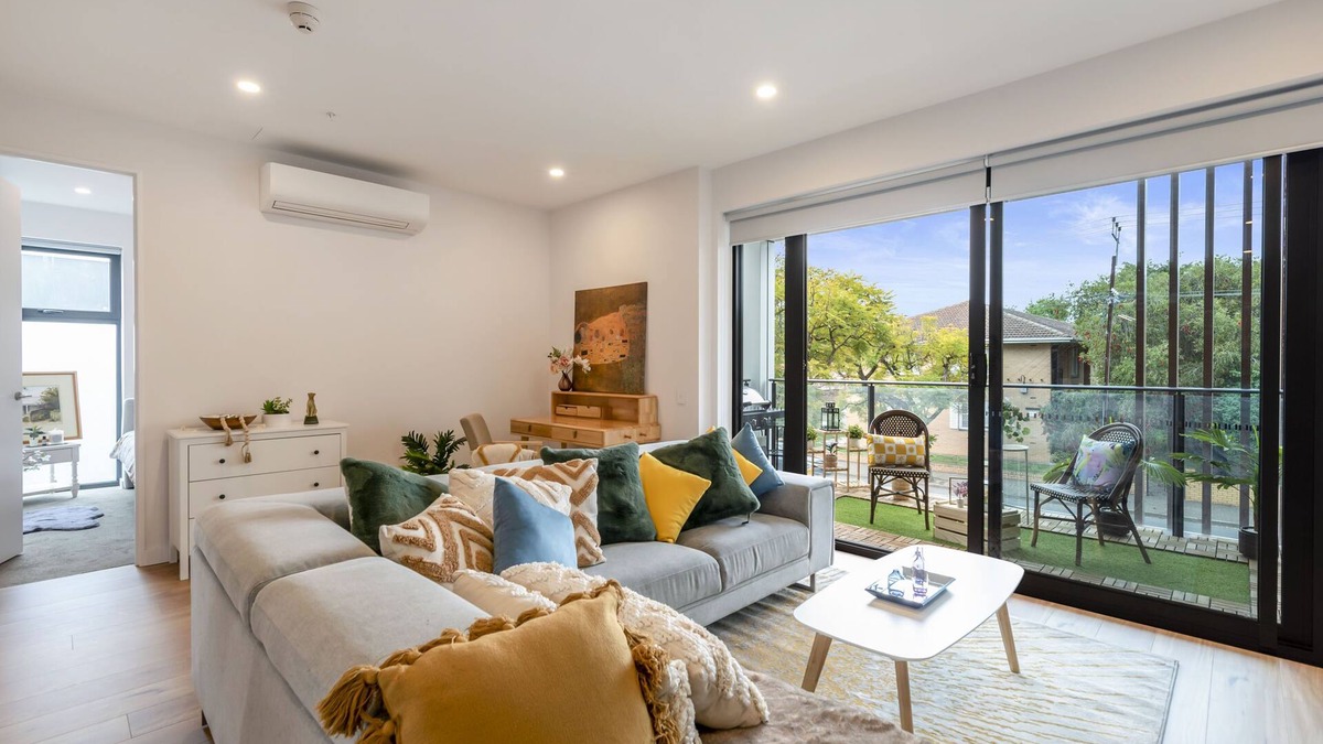 Fullarton Apartment | Steps to City/Chic 2-B2b Oasis with Parking