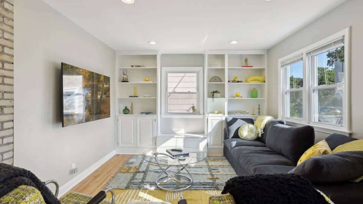 St. Anthony West House | Steps to downtown/close to the River/comfy beds