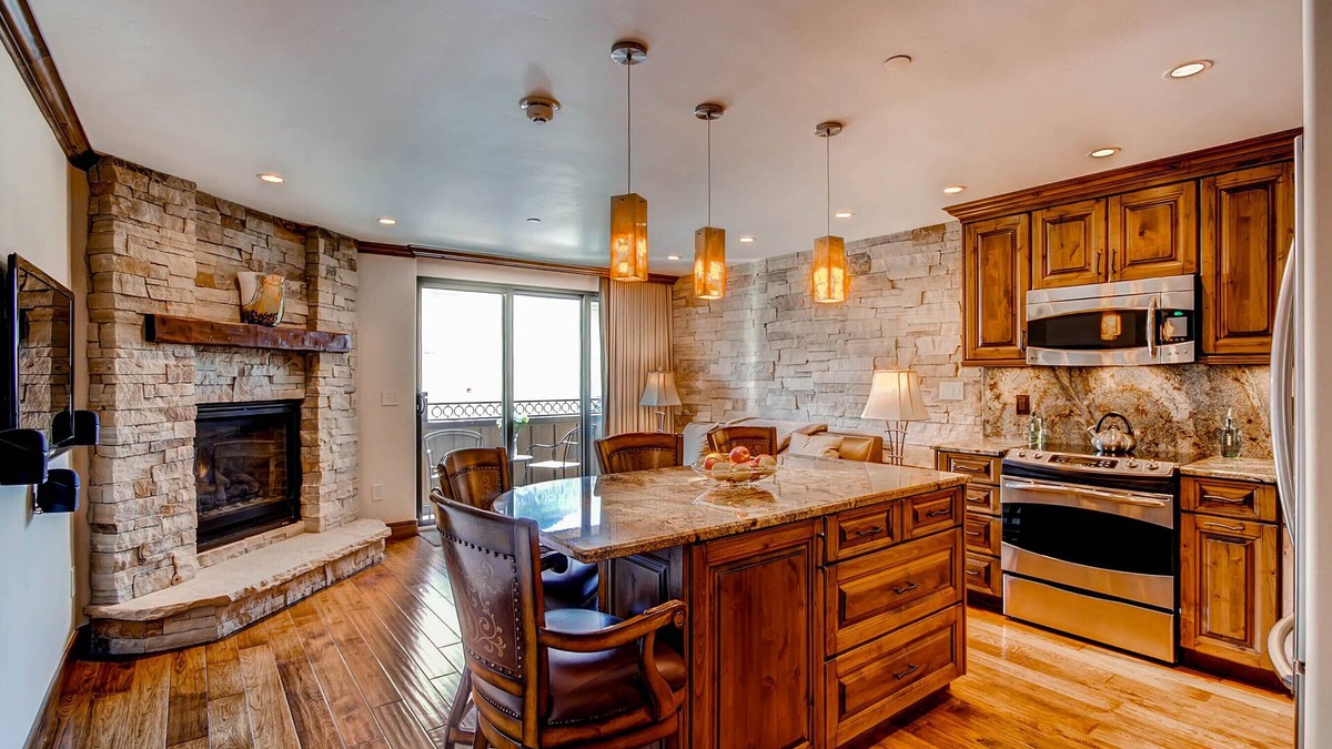 Vail Condo | Steps to gondola! Diamond rated! Lionshead Village! Pool & Hot Tub! Landmark 116