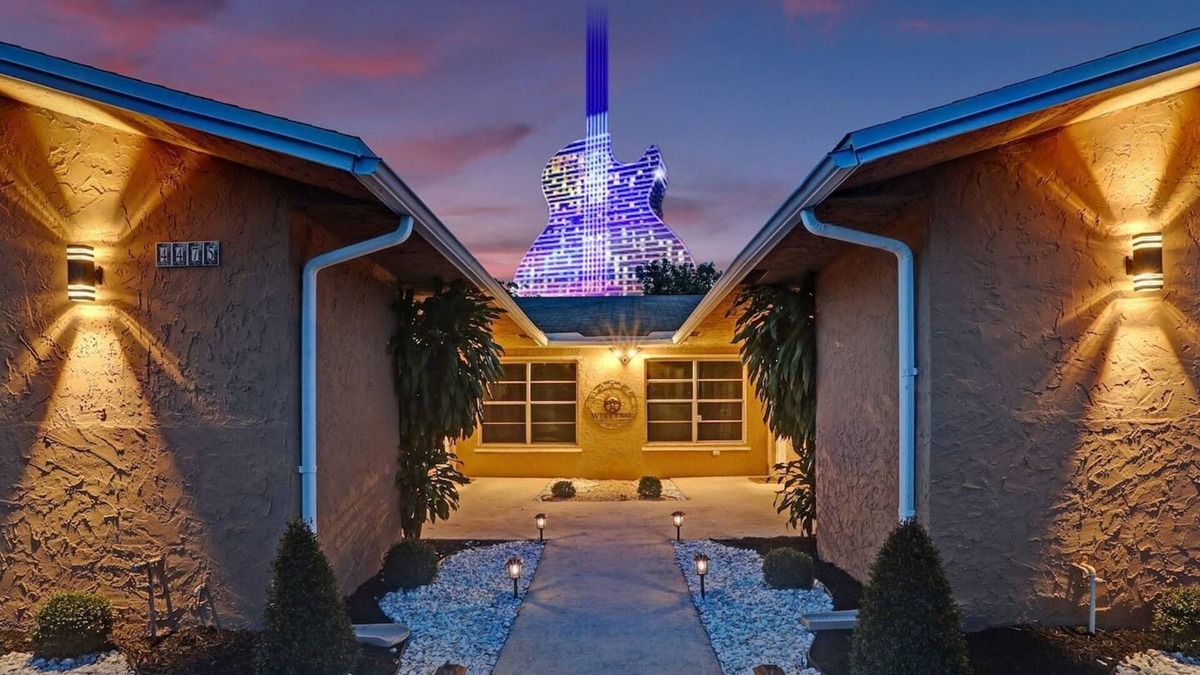 Hollywood House | Steps to Hardrock! Managed by BNR Vacation Rentals