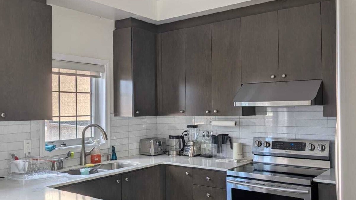 East Credit House | Steps to Heartland Town Centre! Cozy Home with a Huge Backyard
