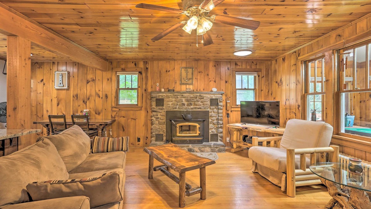 Tafton Cottage | Steps to Lake: Tafton Cottage w/Fire Pit & Grill