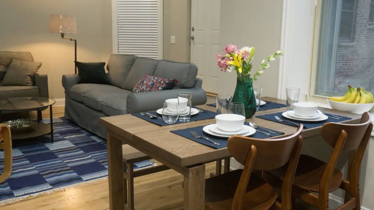 Rush and Division Apartment | *Steps to Mag Mile, 2 BD , fast Wi-Fi, W&D