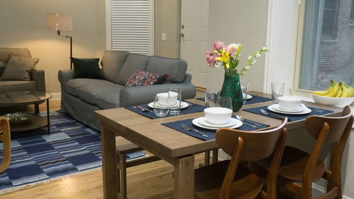 Rush and Division Apartment | Steps to Mag Mile, 2 BD, fast Wi-Fi, W&D