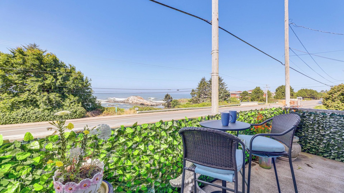 Depoe Bay Condo | Steps to Pirate Cove: Oregon Coast Condo w/View