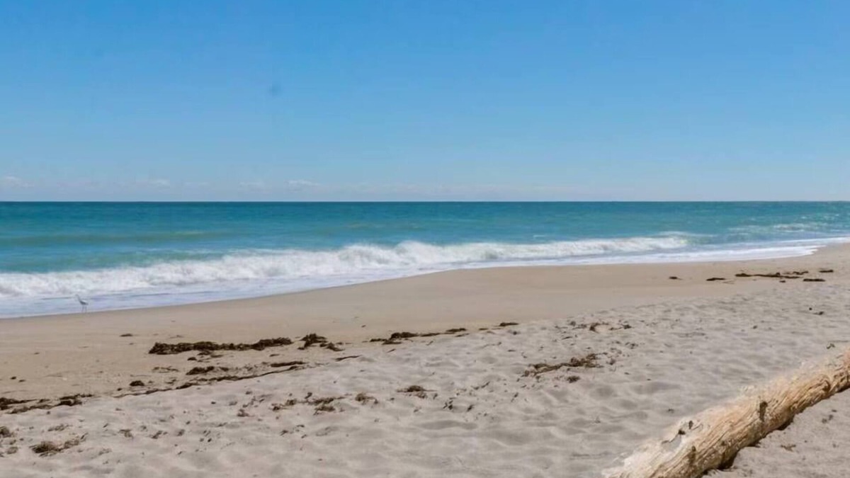 Indialantic By The Sea Resort | Steps to Sand: Ocean Front Idyllic Room w/Balcony | Pool & Sea Breeze