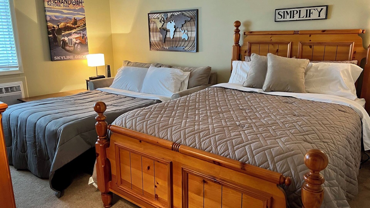 Mount Jackson Condo | Steps to slopes at Bryce Resort! Family-sized condo with balcony and fireplace