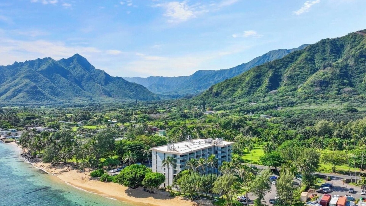 Punaluu Apartment | Steps to the ocean: Beachfront King Bed WiFi + Parking