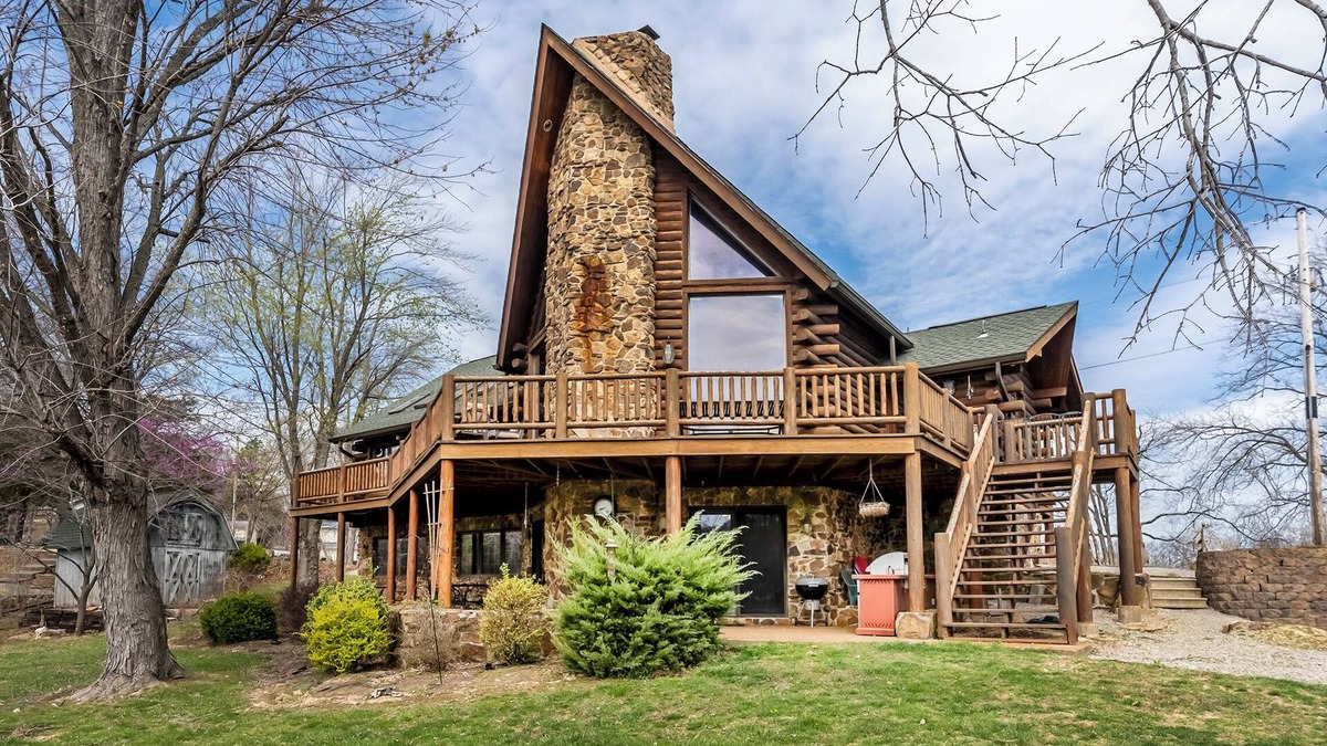 Goreville Cabin | Steps to the Private Beach, Miles from Stress