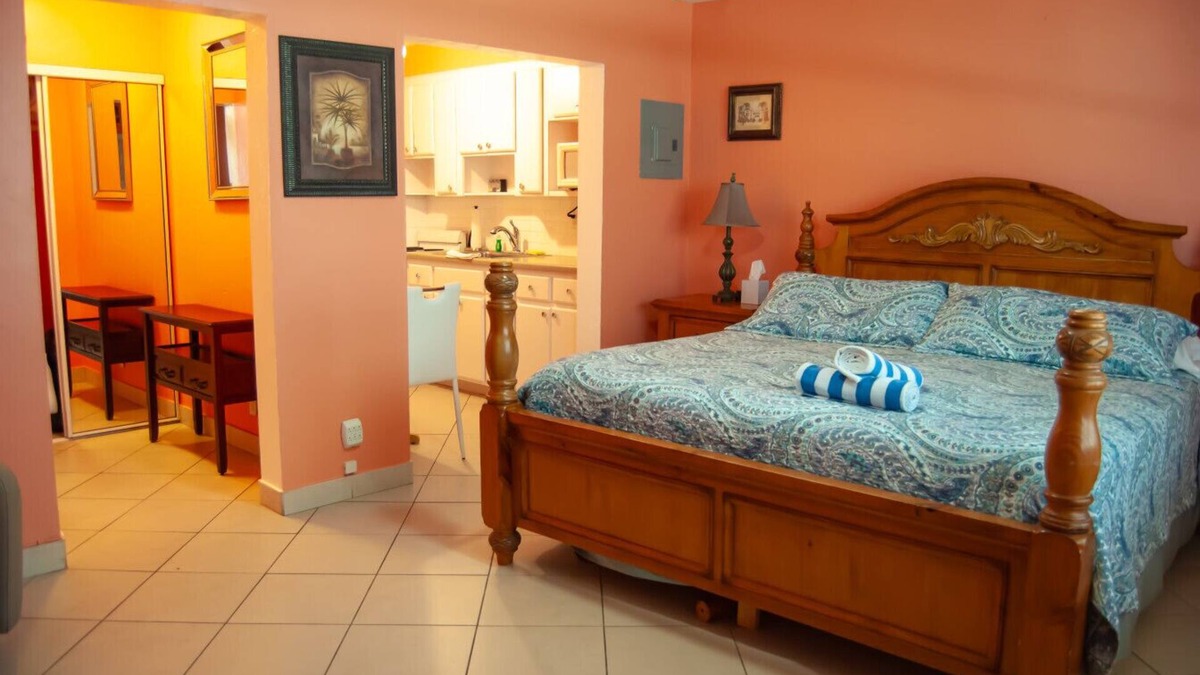 Lauderdale-by-the-Sea Condo | Steps to the Sand! Coastal Condo with Heated Pool Access