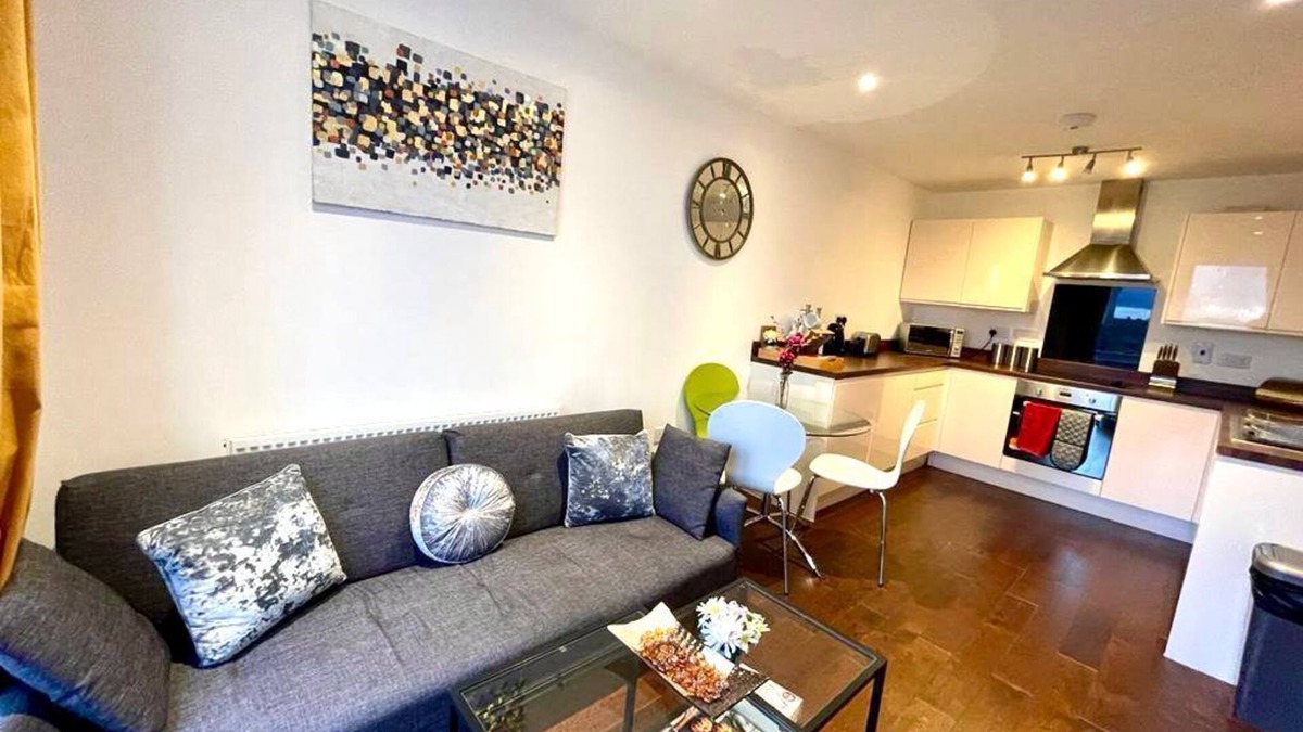 Stevenage House | ✩ Stevenage Town ✩ Balcony ✩ 2 Bed Apt, 5 guests