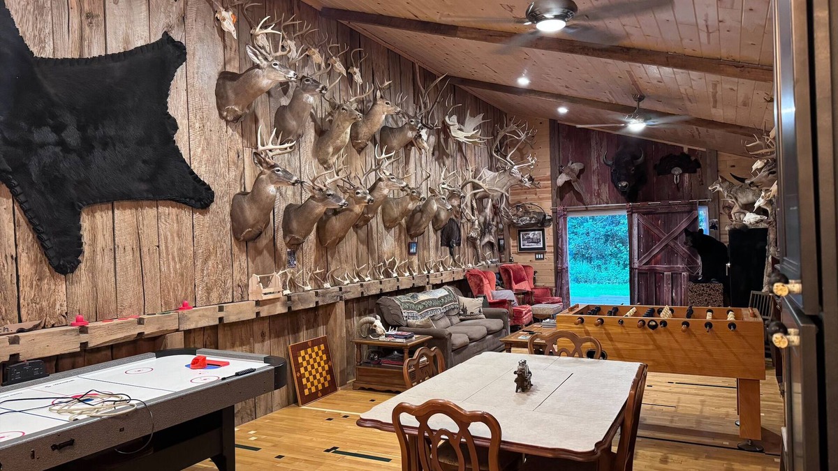 Flat Rock House | Steve’s Barn Lodge, Detroit River/Lake Erie