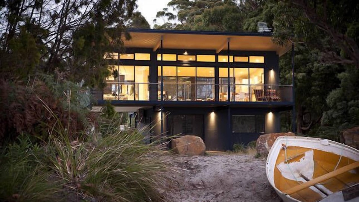 Port Arthur House | Stewarts Bay Beach House, Port Arthur. Tasmania 1.0 km from Historic Site.