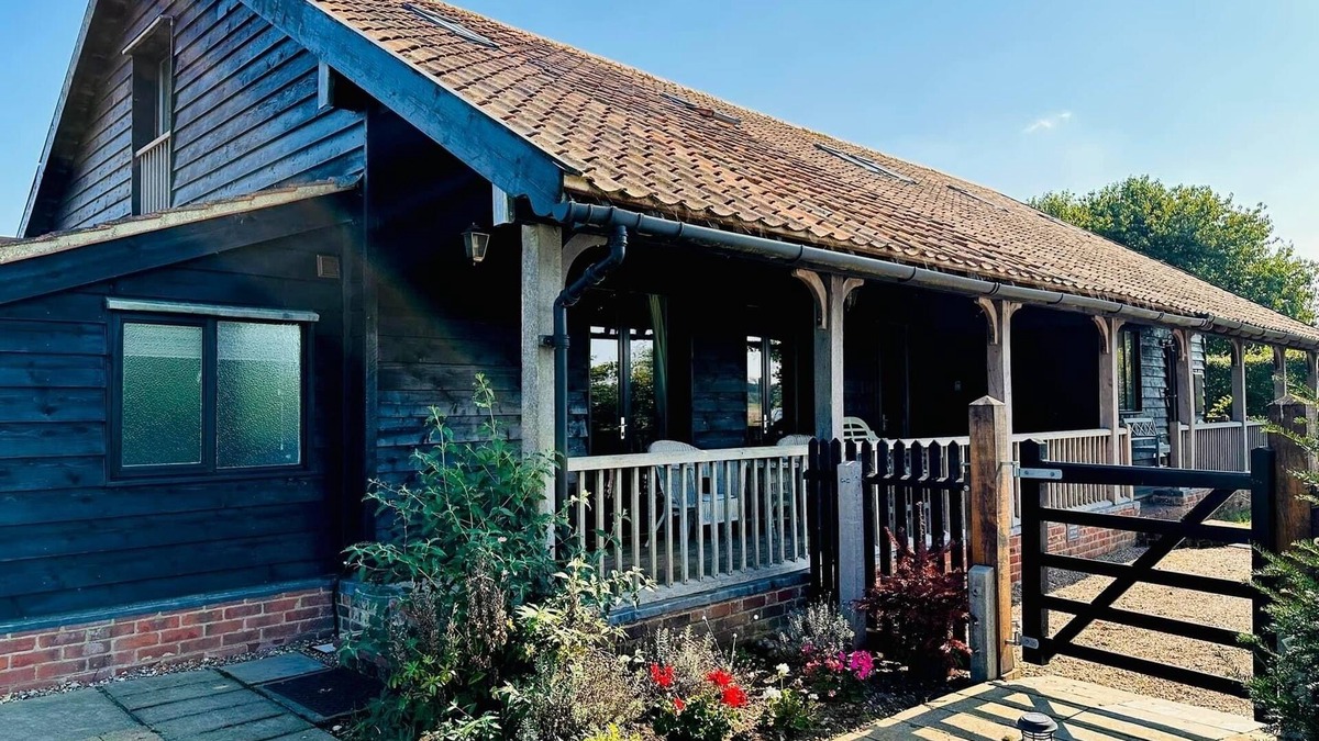 Stiffkey Cottage | Stiffkey, hot tub/spa safe garden dog friendly, parking, next to marsh local pub