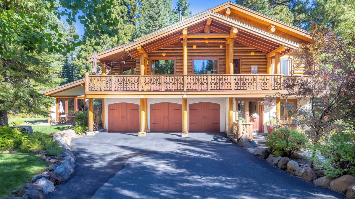 Ponderosa Palisades House | Stillwater - Luxury Truckee 4BR, Pet Friendly w Hot Tub & Sauna