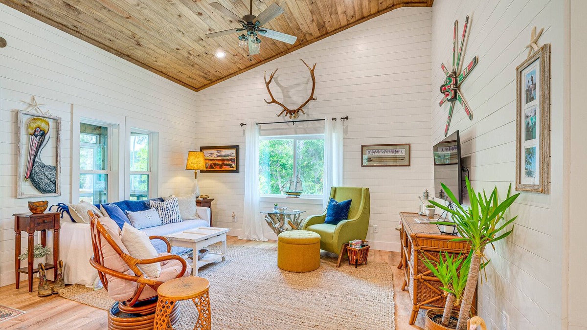 Yankeetown Cottage | Stilt-Style Cottage < 1 Mi to Downtown Yankeetown!