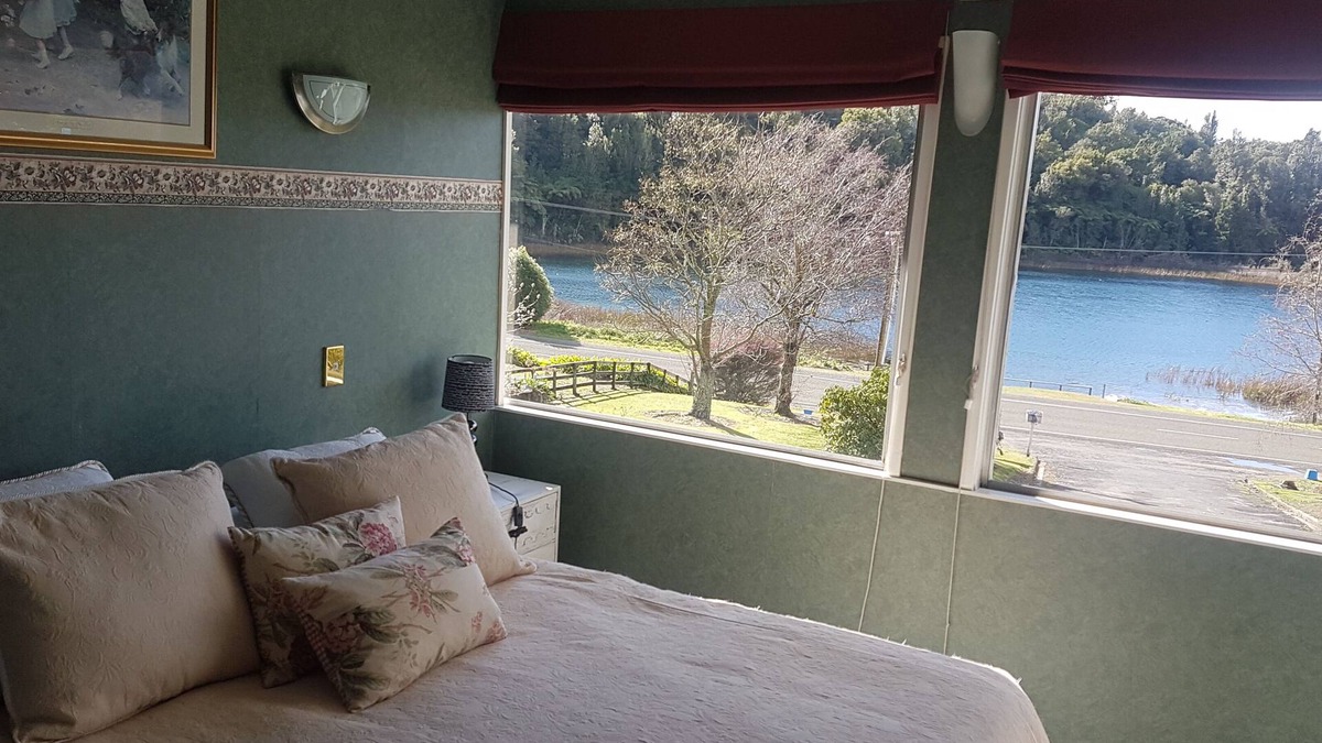 Rotoma House | Stilwaters Lakeside Retreat