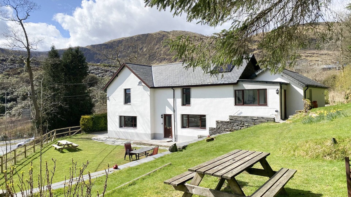 Rhiwbryfdir House | STINIOG LODGE, pet friendly, with open fire in Blaenau Ffestiniog