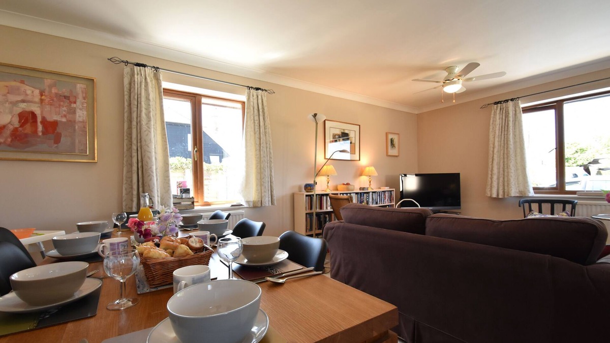 Icklesham House | Stoats, a family & dog friendly holiday home for 8, close to the beach & Rye