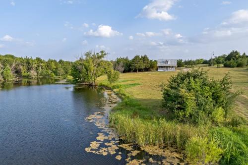 Gober House | Stocked Fishing Ponds Texas Getaway with Cows!