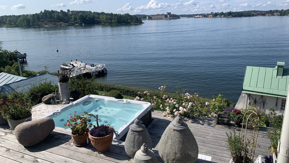 Vaxholm House | Stockholm.fantastic lakeside plot with sauna and Jacuzzi for 10 people
